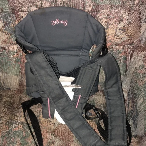 Snuggling Baby carrier - Picture 5 of 6